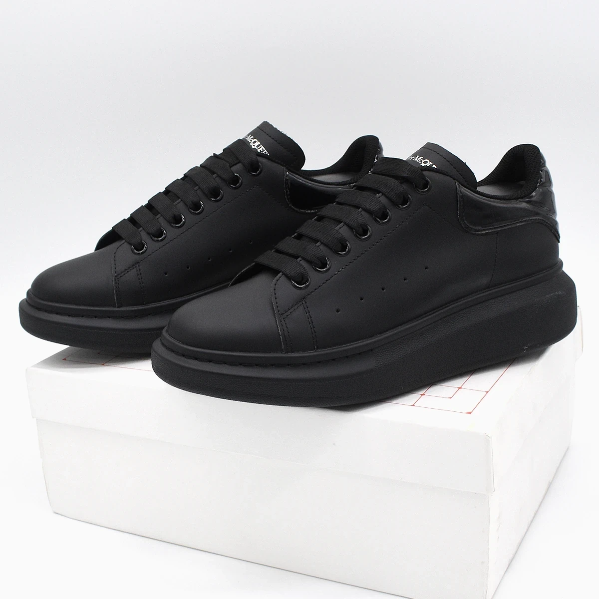 Alexander McQueen Oversized en negro 3