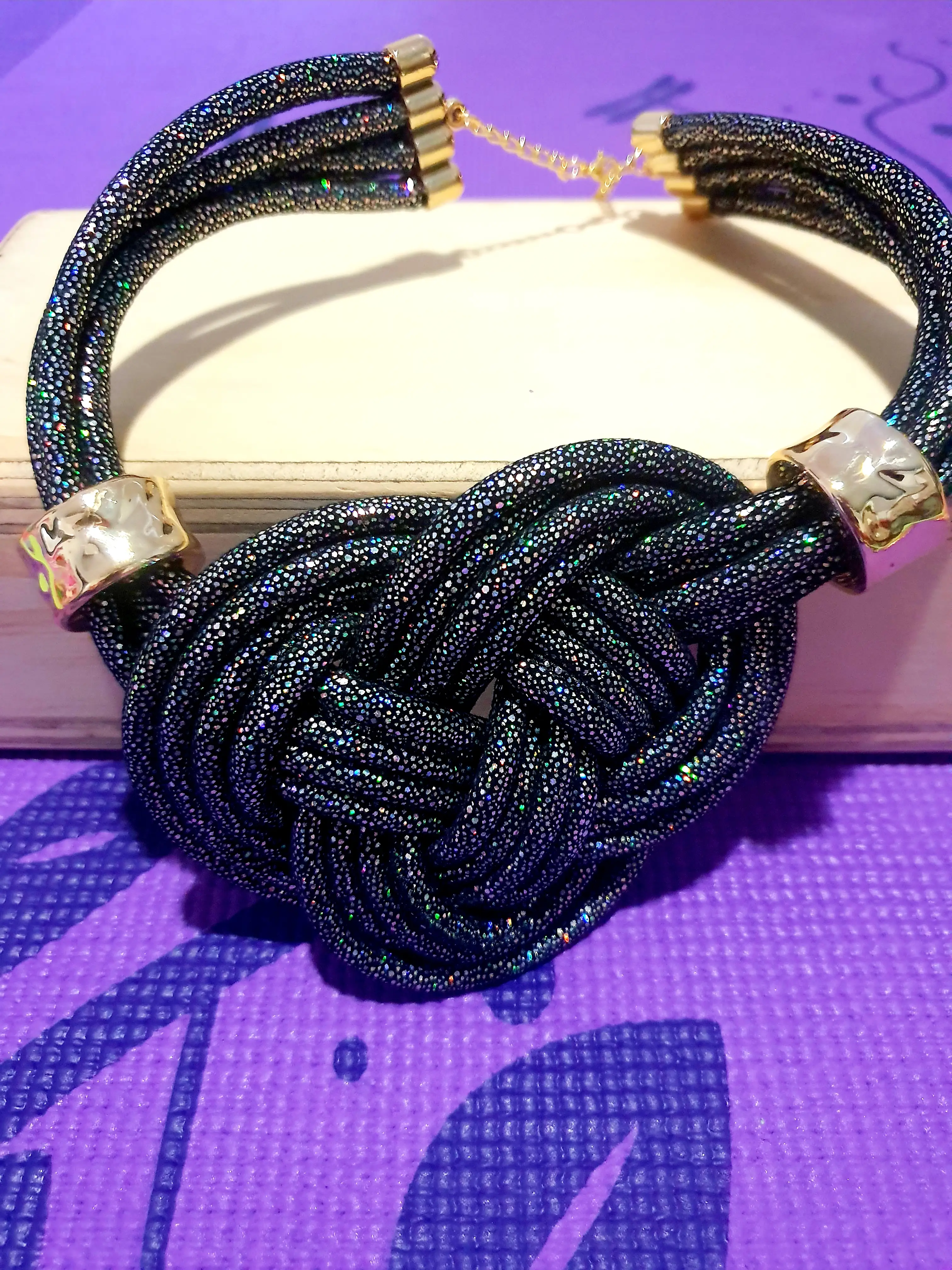 Collar grande con nudo negro con plateado