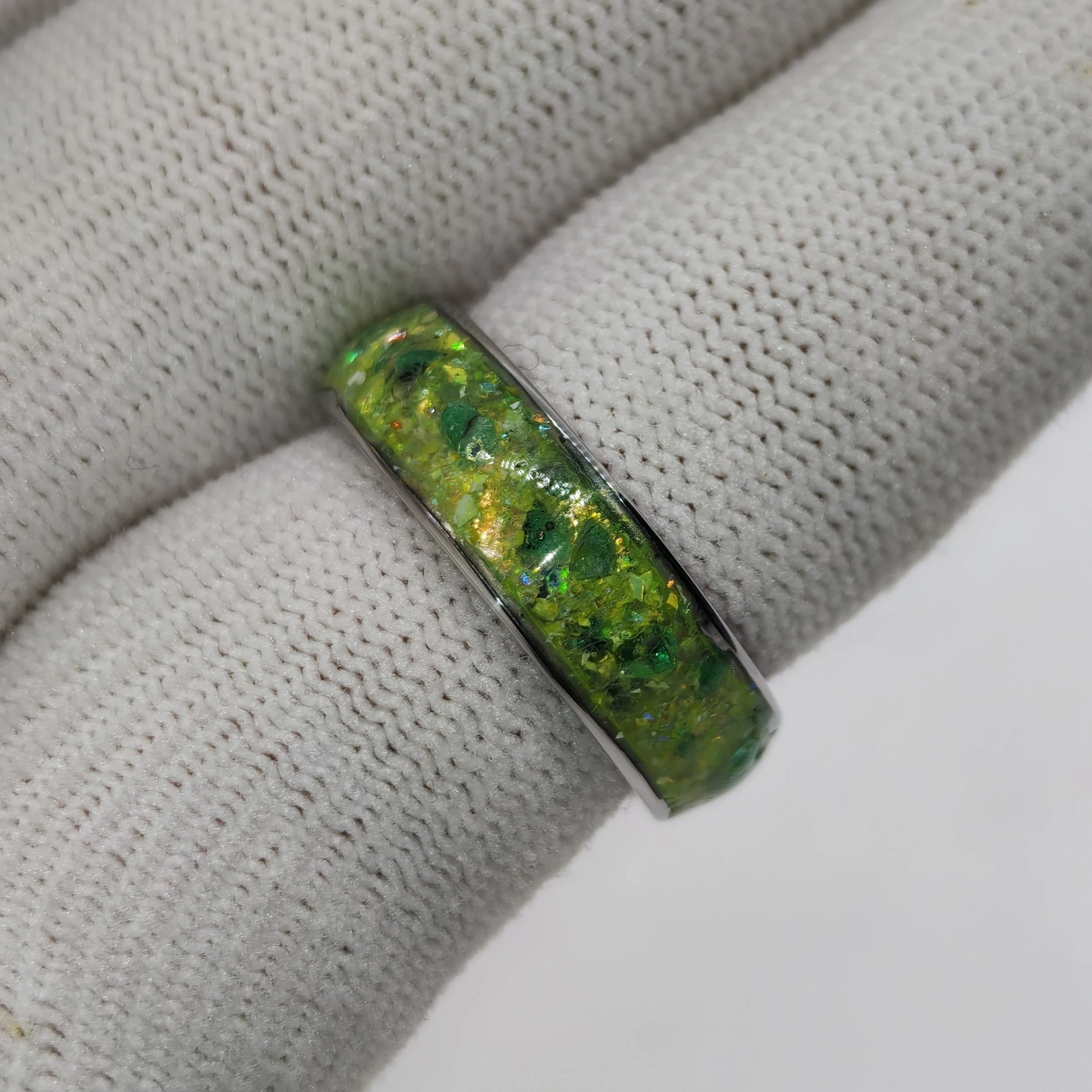Anillo talla 6 con Esmeraldas y Destellos de Mica Verde Boreal 6