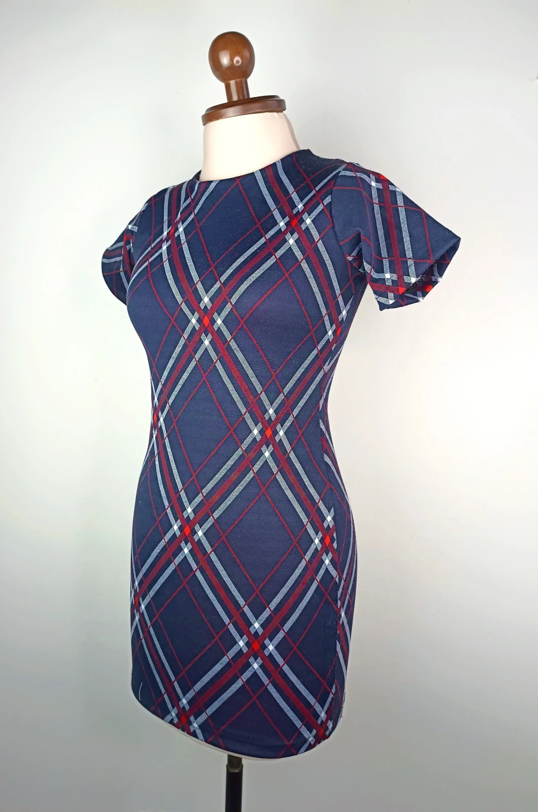 Vestido azul oscuro lineas diagonales 