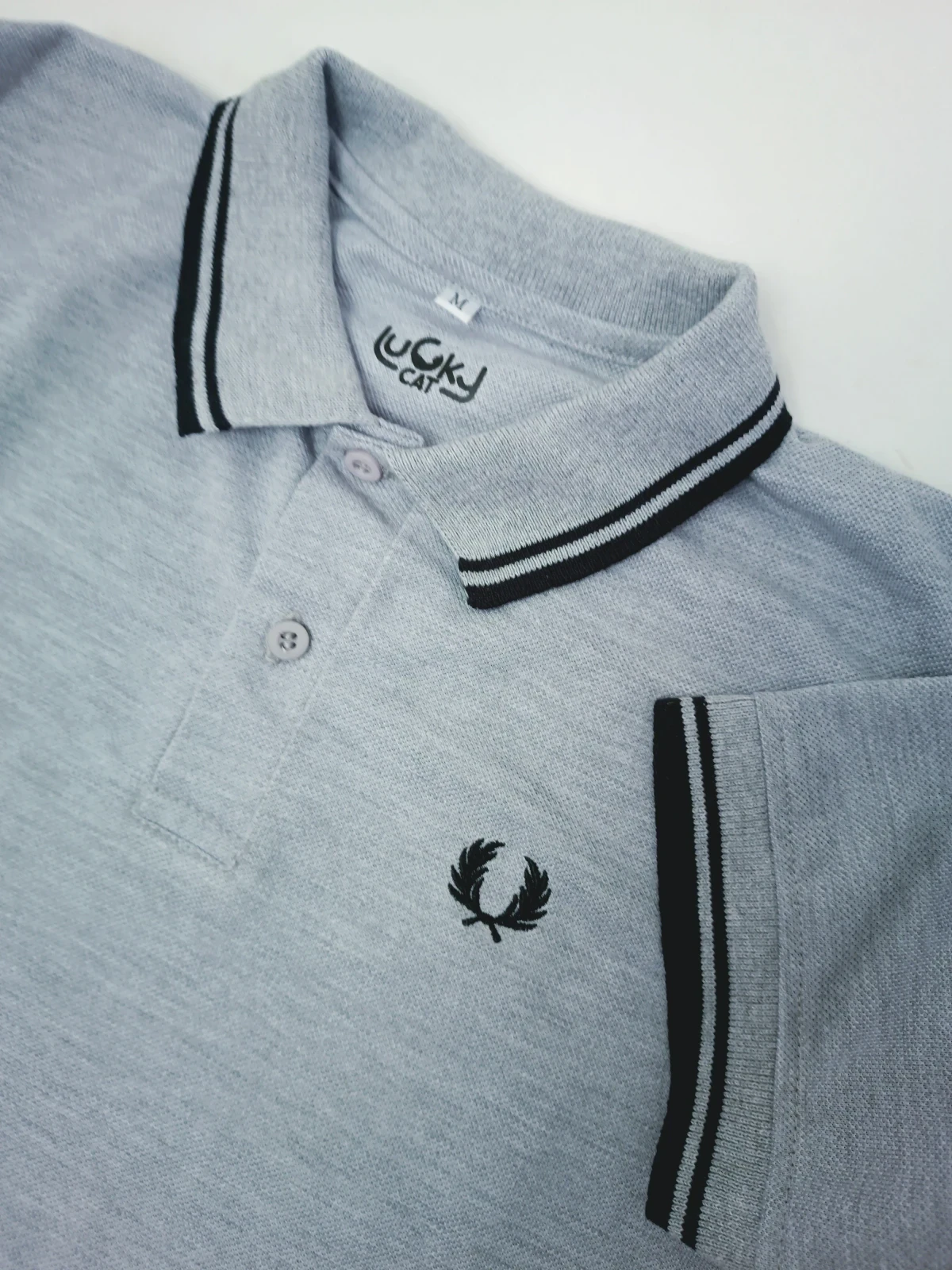 Camisa Polo gris con negro