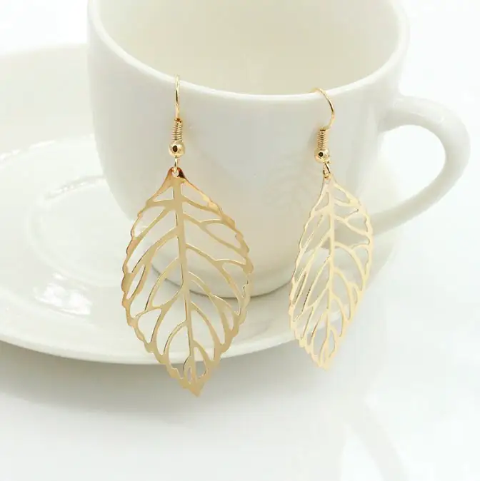 Par de aretes dorados de hojas
