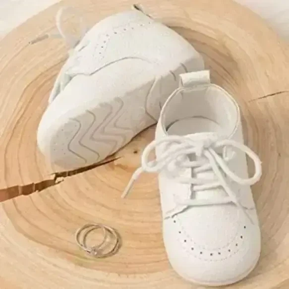 ZAPATITOS BLANCO CORDONES