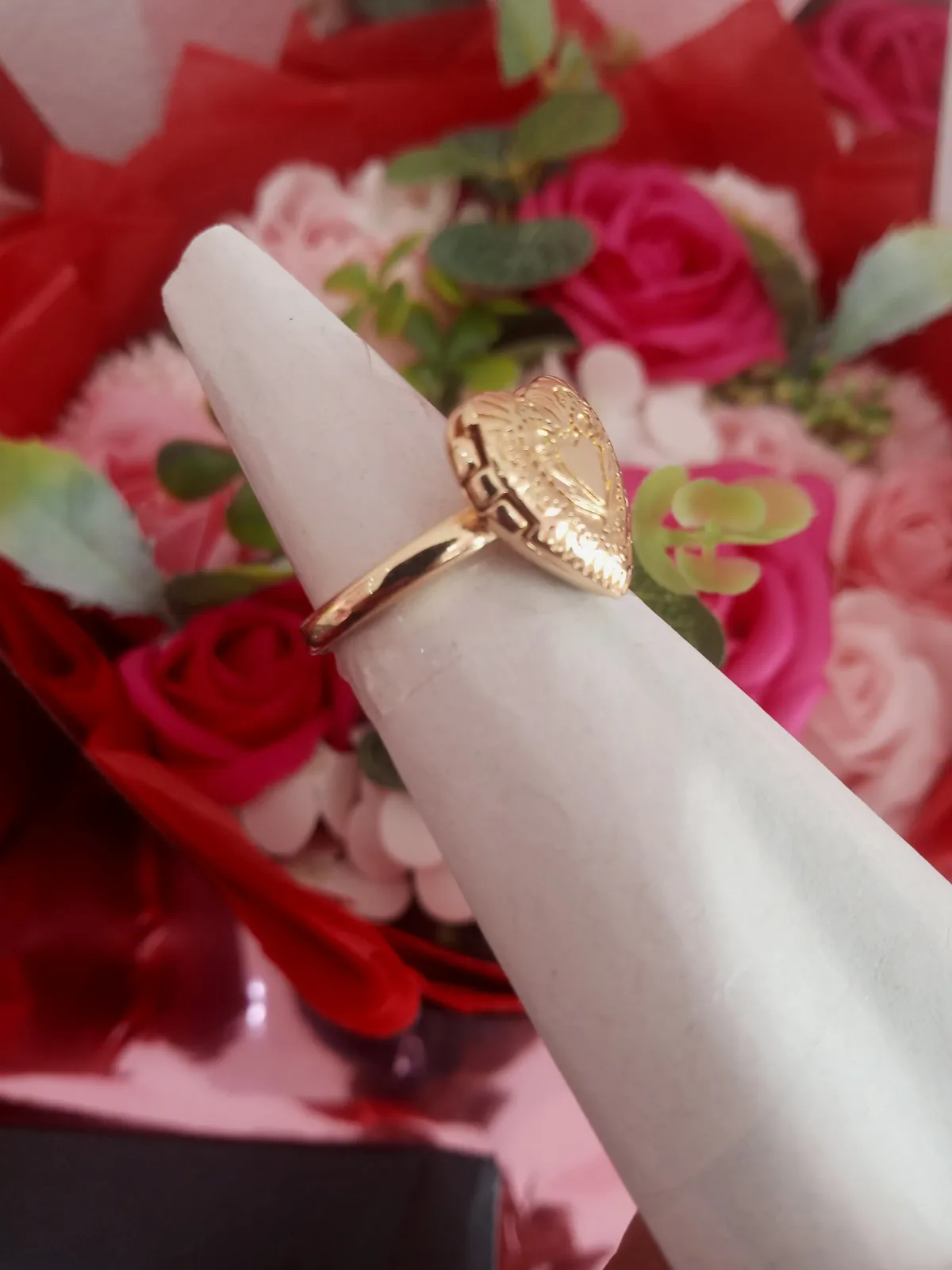 Anillo relicario en forma de corazon 2