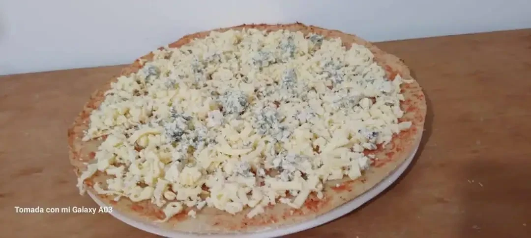 Pizza de muzza y Roquefort 