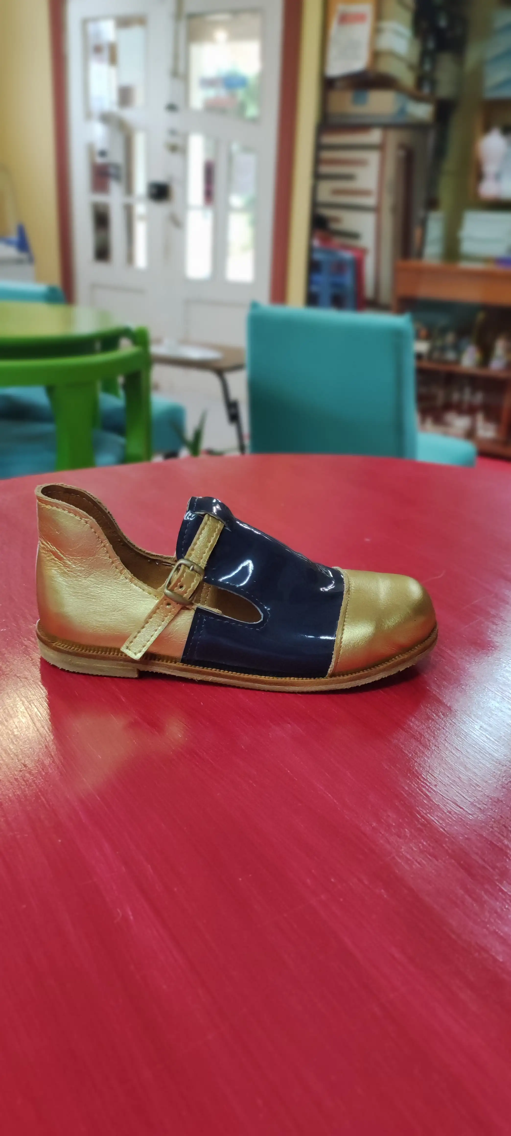Zapato azul dorado