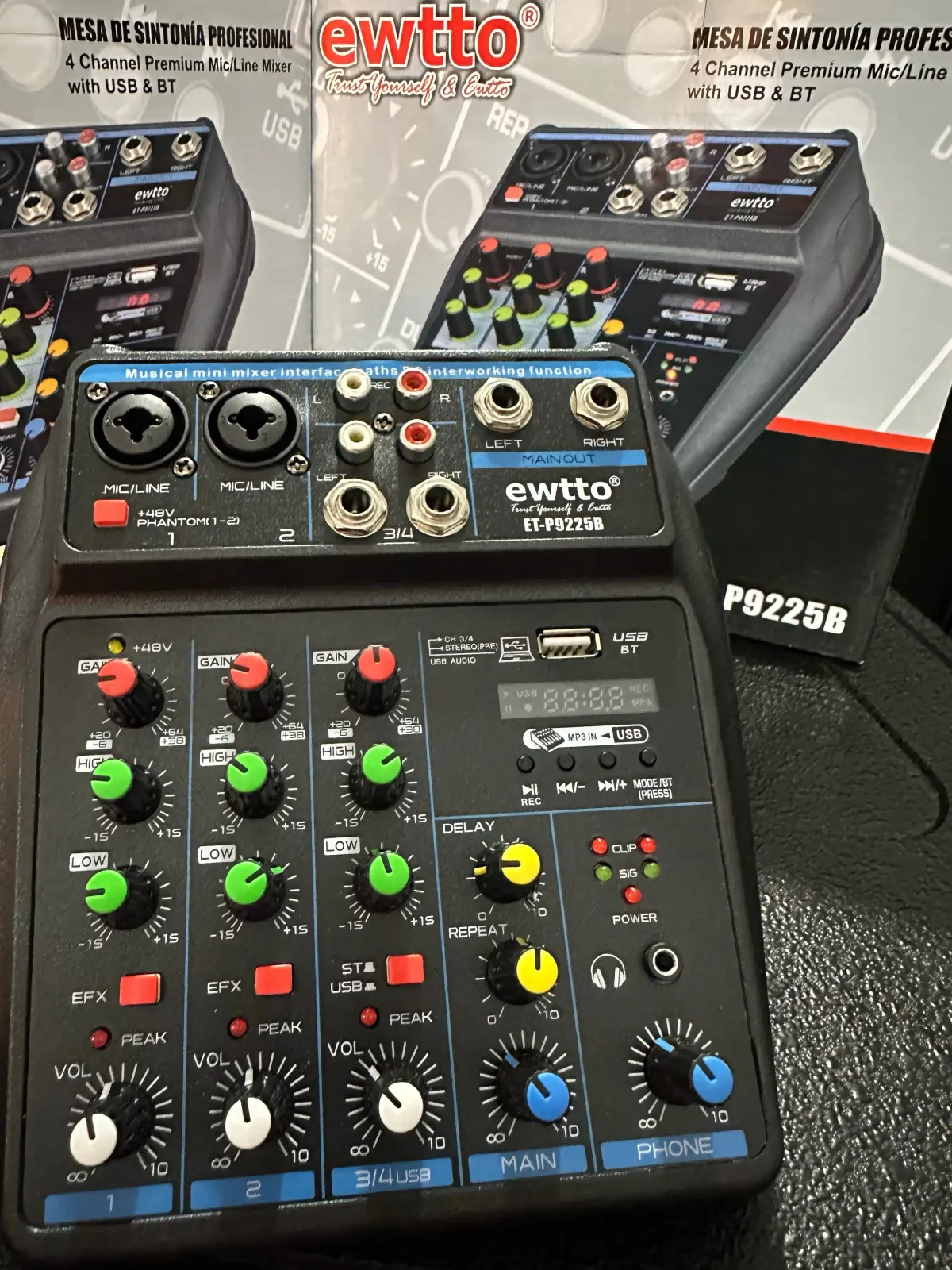 🎛Consola de sonido   ✅️Mezclador de micrófono/línea premium de 4 canales con USB y BT  ✅️ET-P9225B  ✔️USB ✔️MP3 ✔️Bluetooth   ✅️/línea de 4 canales  ✅️Control de ganancia con ecualizador de 3 bandas  ✅️Efector de reverberación  ✅️LED de pico en cada canal  ✅️Salida de auriculares y monitor con control  ✅️Pantalla digital MP3, interfaz USB, BT, grabación  ✅️Salida maestra balanceada XLR 1/4 jack  🚛envíos a todo el país