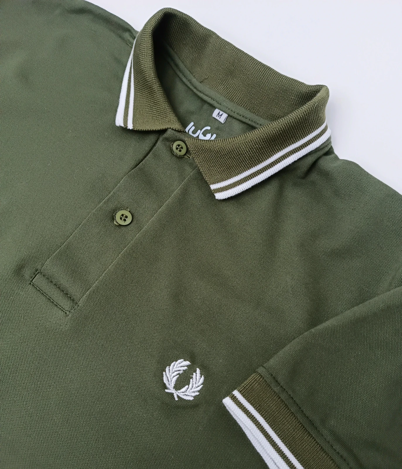 Camisa polo verde militar con dorado 