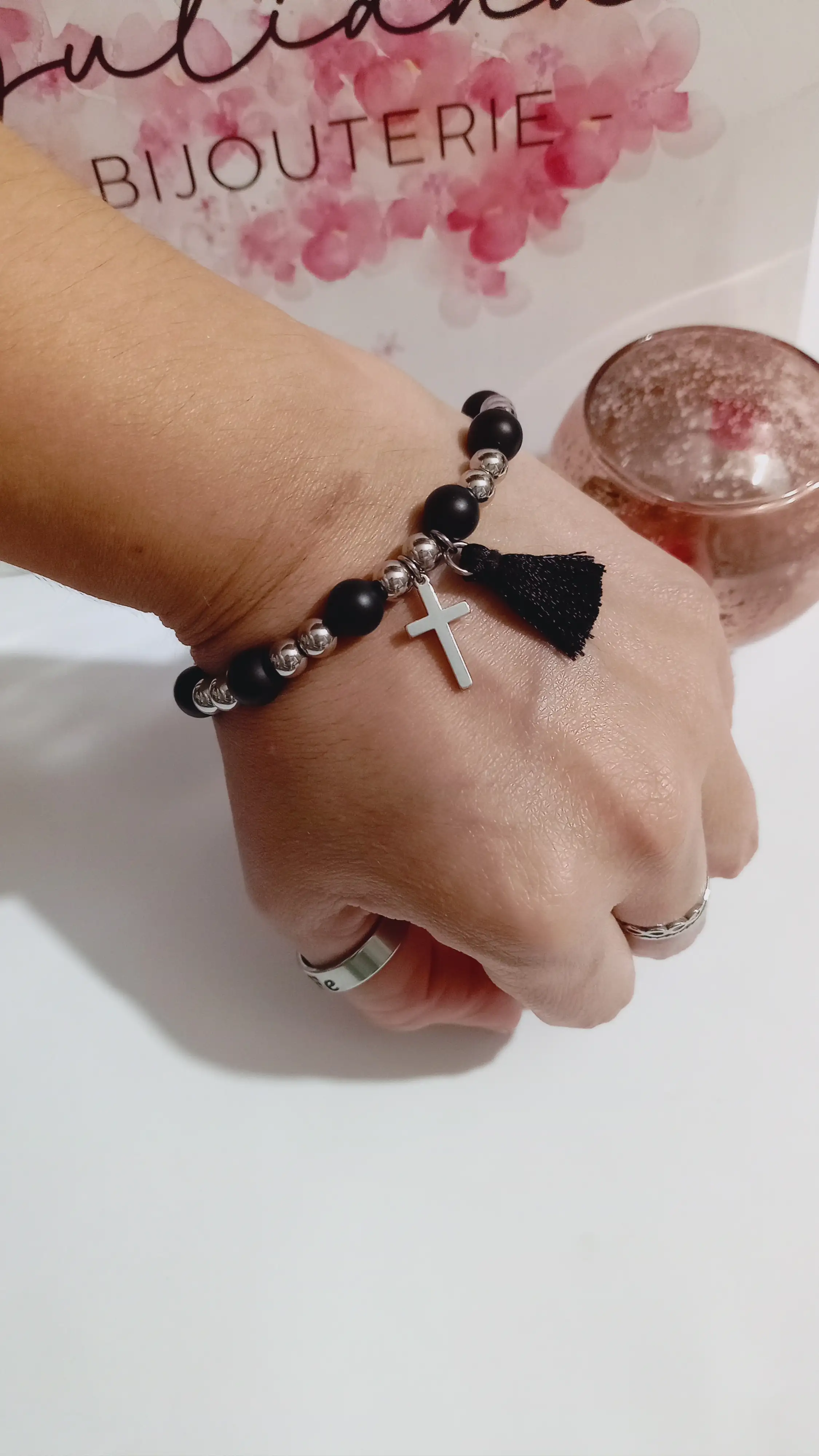 Pulsera con piedras y dijes combinados