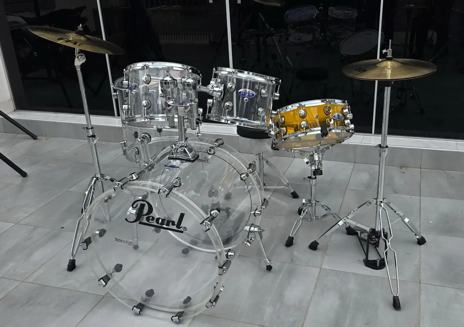 BATERIA ACUSTICA  "PEARL CRYSTAL BEAT"      PRECIO 8200BS!!!..   batería Pearl Crystal Beat. La batería Crystal Beat fue introducida por Pearl en 1973 y se caracteriza por sus cascos acrílicos transparentes sin costuras.  El diseño de los cascos acrílicos es moldeado, no enrollado, lo que los hace fuertes y duraderos, ideales para giras.  El kit ofrece un sonido potente y con mucho ataque, con un tono lleno y un sustain controlable, lo que lo hace popular entre bateristas de rock, gospel, R&B y fusión.  Los tambores vienen equipados con el sistema de suspensión OptiMount de Pearl para los toms, que reduce la presión del casco y aumenta el sustain.