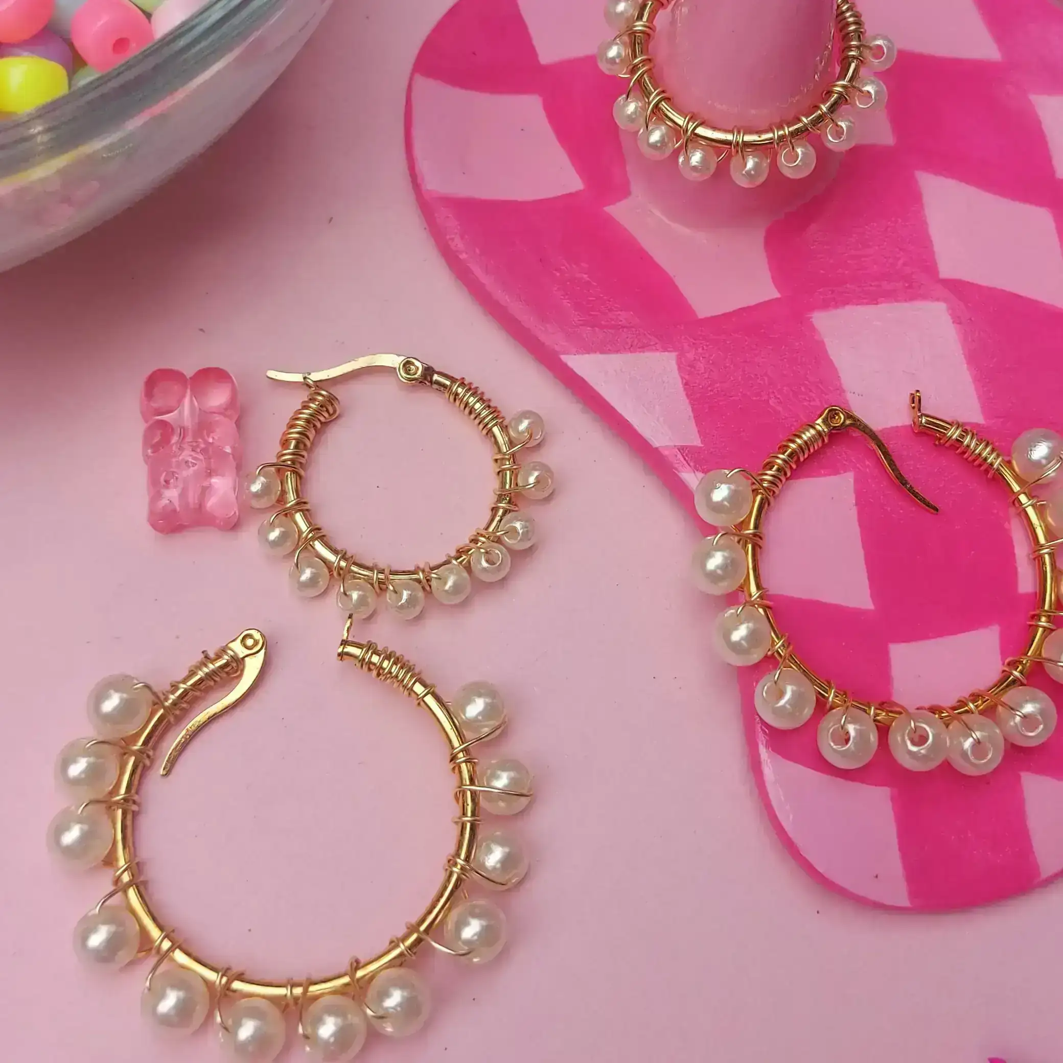 Argollas tejidas con perlas 