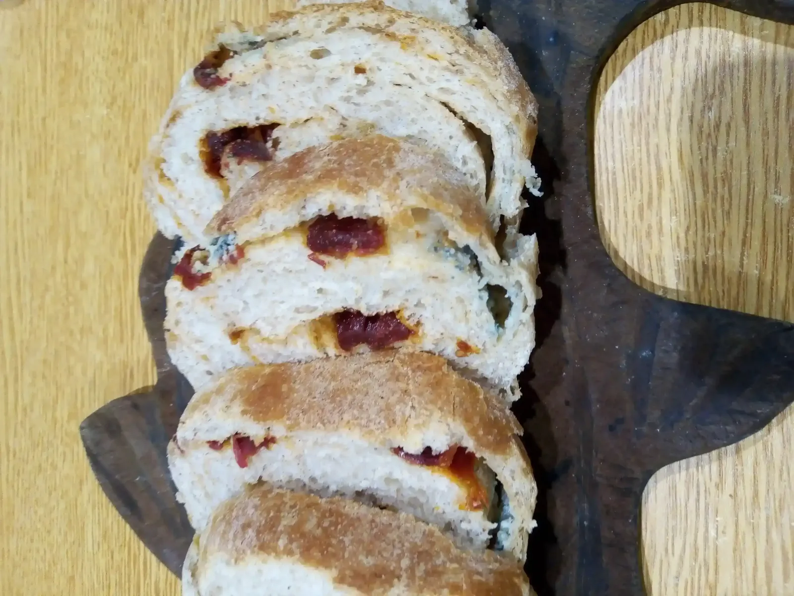 Pan individual saborizado con tomate 🍅 seco y Roquefort 🧀  2
