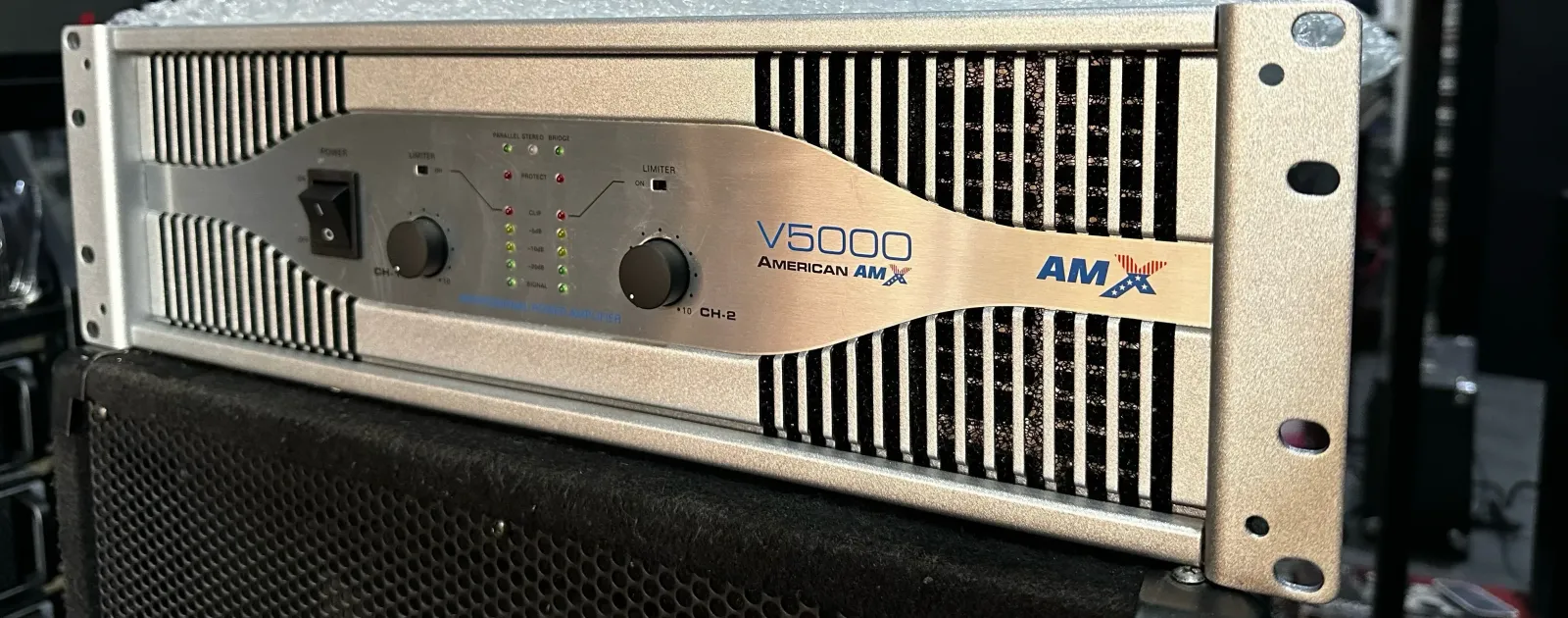 AGOTADO PODER AMX V5000 PRECIO: 8200Bs  PEDIDOS : ￼⁨69442828⁩ PODER ultra potente en solo 3 espacios de rack. 1900 watts RMS por canal a 2 ohmios. 1300 watts RMS por canal a 4 ohmios. 800 watts RMS por canal a 8 ohmios. Puente mono: 3000 watts RMS a 4 ohmios, 2100 watts RMS a 8 ohmios. Distorsión armónica total. Sensibilidad de entrada y impedancia. Peso: 22.50 kg. Código: V5000