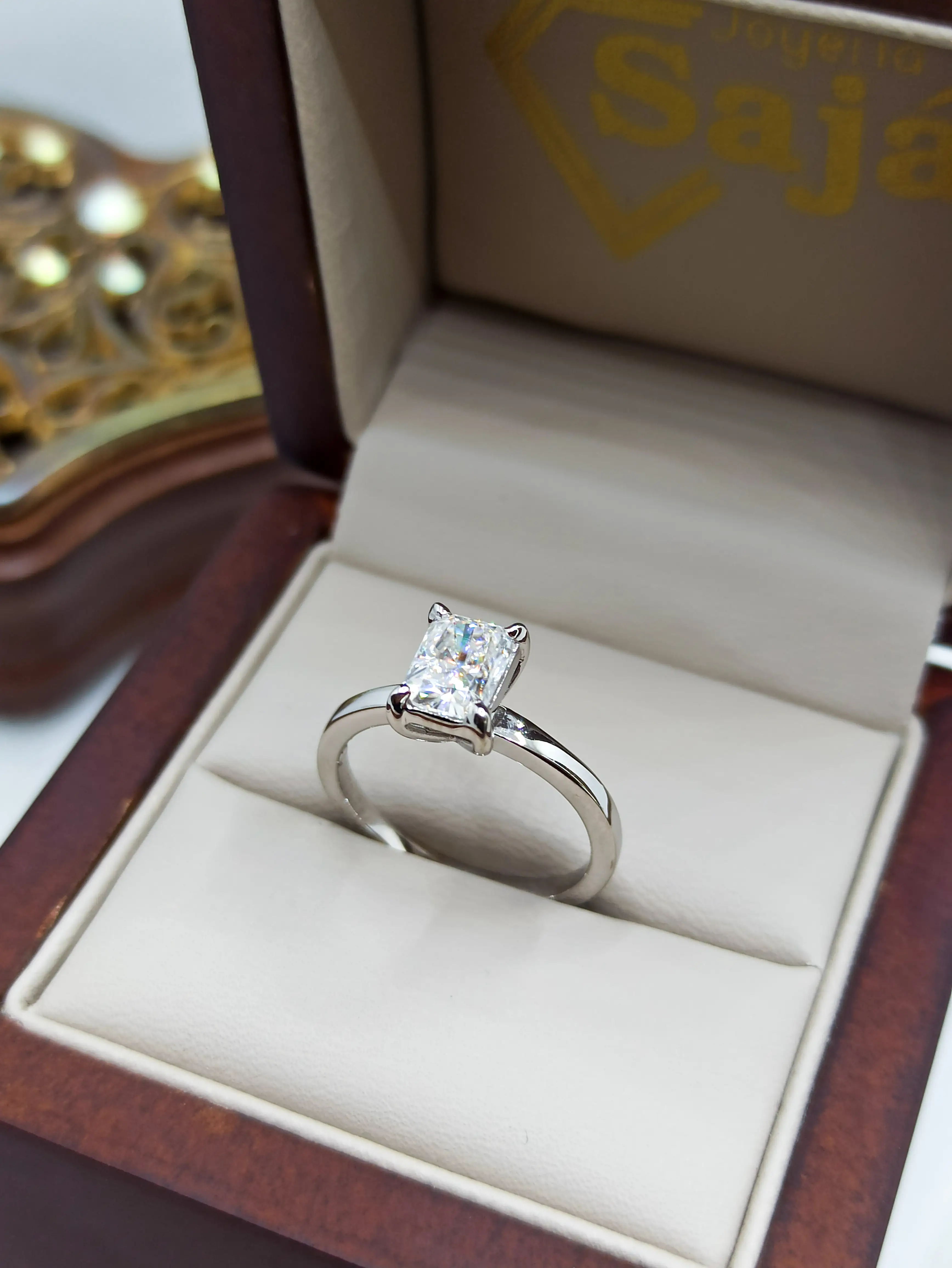 Anillo solitario radiant 