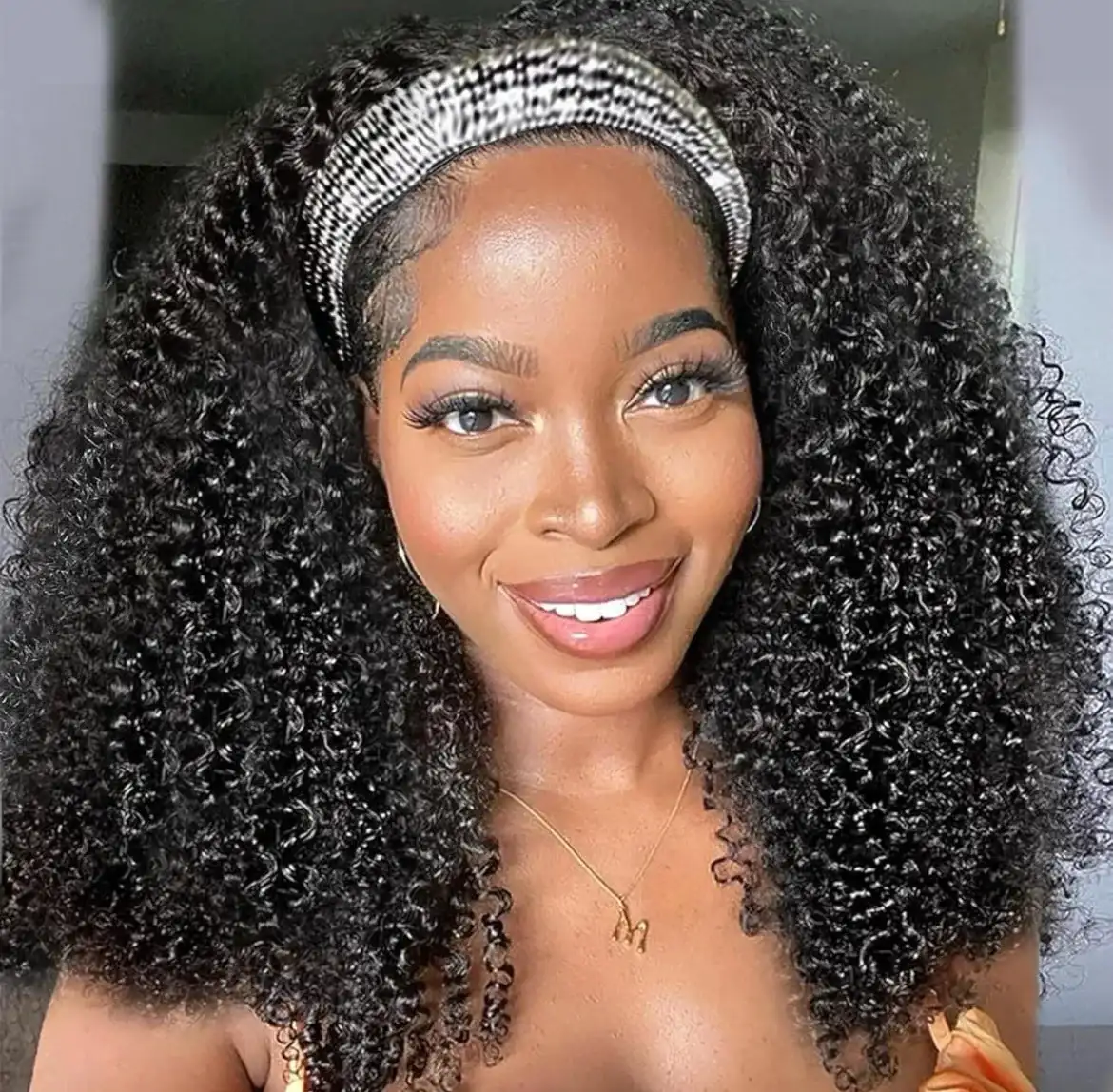 Peluca con diadema kinky Afro de 22”