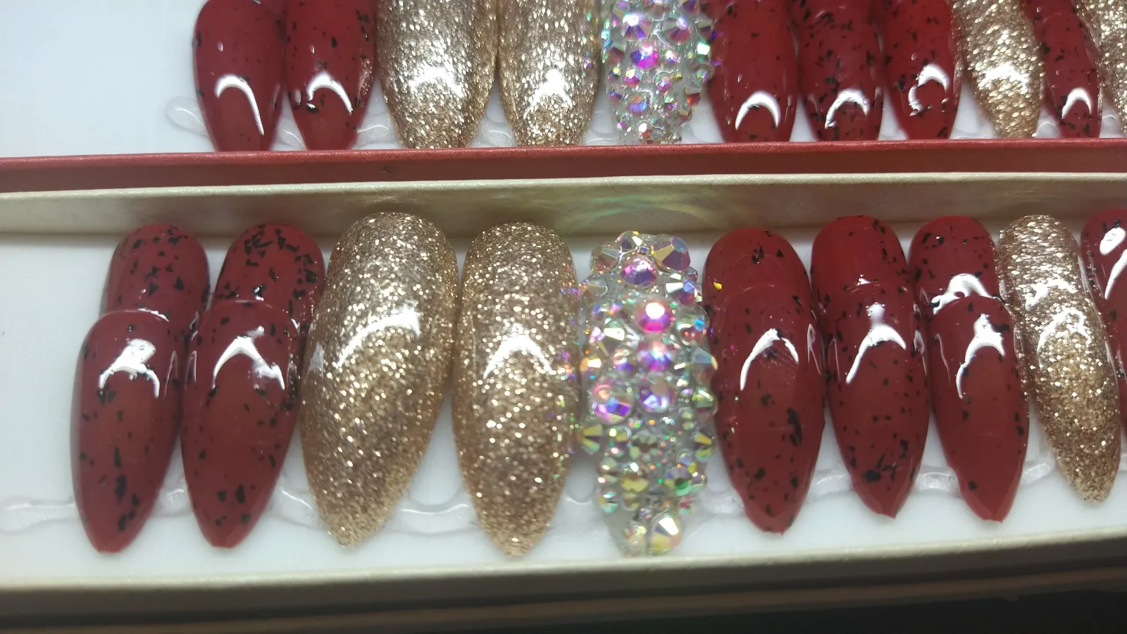 Uñas rojo con dorado 2
