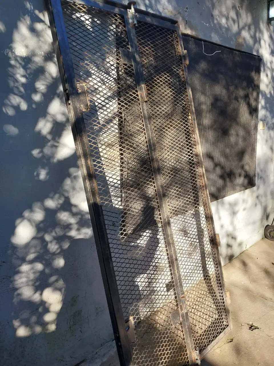 Reja 2,10 d alto  x 93 d ancho . Cuenta con dos hojas cn pestillos arriba y abajo y cn dos cerraduras cn sus respectivas llaves