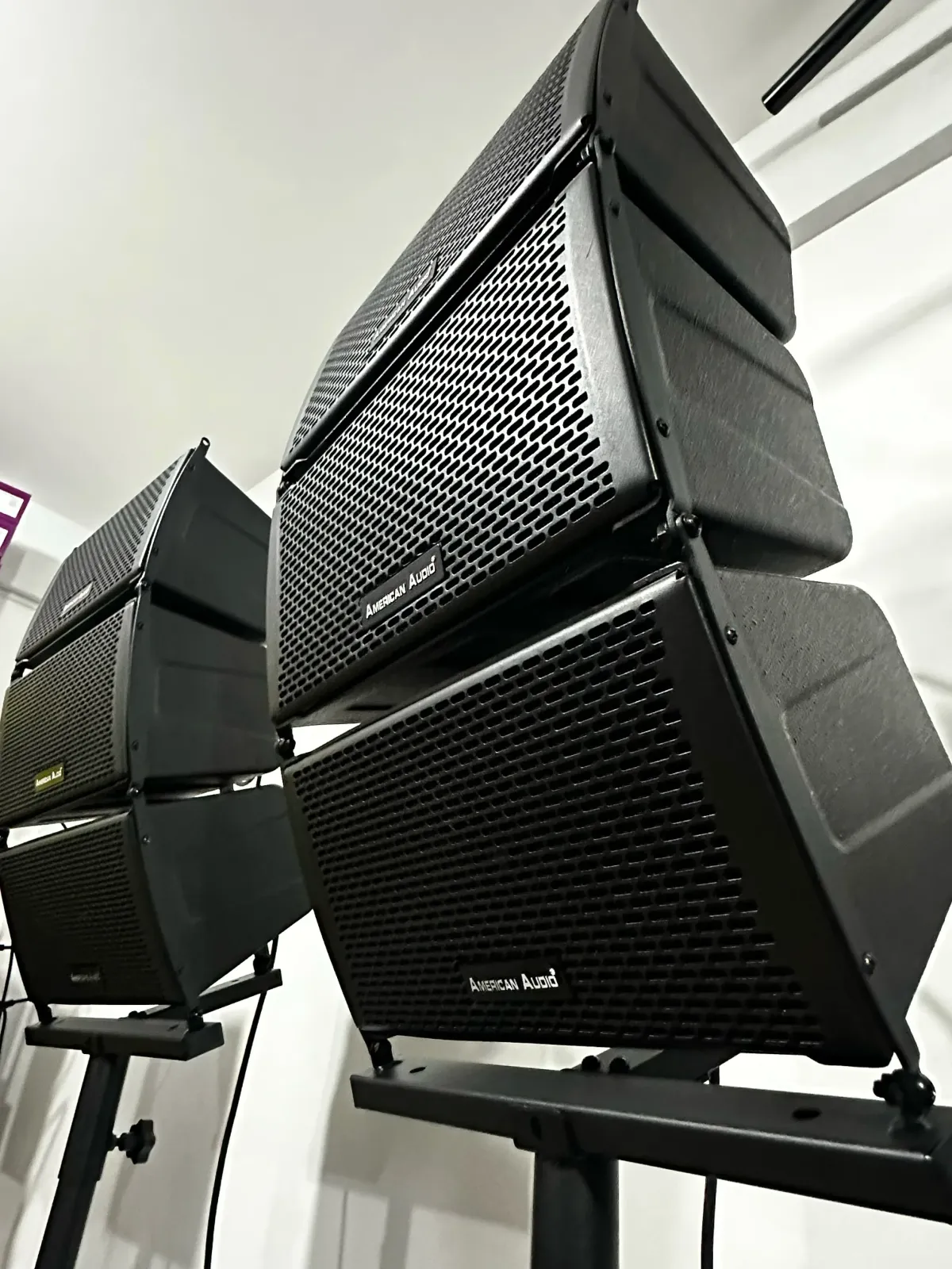 LINE ARRAY AMERICANA AUDIO BAJOS ACTIVOS 18" DELPAR DE COLUMNAS: 15,200bs  PEDIDOS: 69442828  PEDIDOS POR MAYOR: 69482978  INCLUYE:  2 BAJOS ACTIVOS DE 18" AMERICAN AUDIO  6 MEDIOS ARRAY CADA MEDIO 6" 1/2 2 PEDESTALES METALICOS  CABLES DE CONECCION  ENTRADAS:  USB-BLUETOOTH-SD-RCA-AUXILIAR 2 ENTRADAS DE MICROFONO - SISTEMA ECCO REGULABLE  💥SUB CROSSOVER💥 2 ENTRADAS EN CANON  2 SALIDAS EN CANON  2