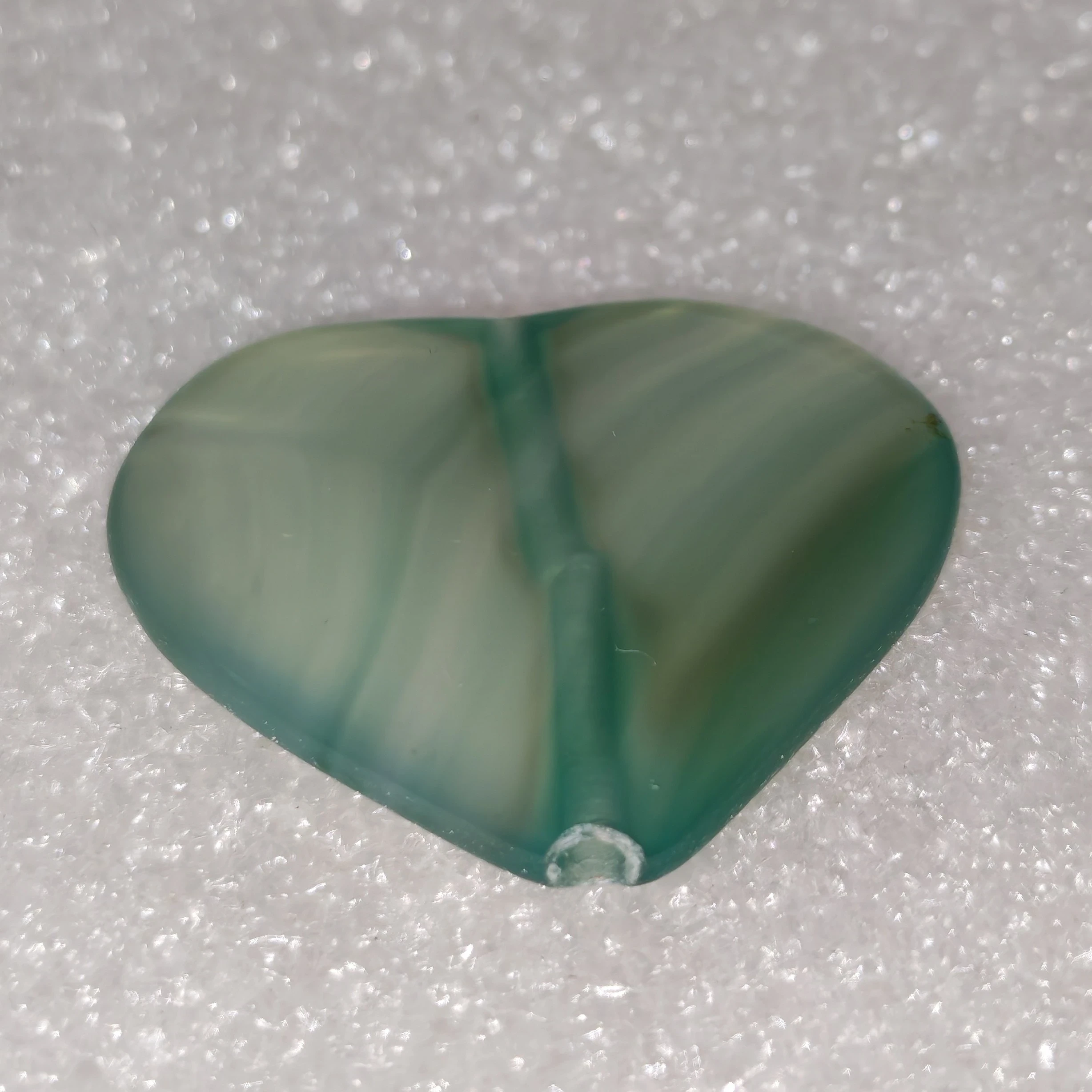 Corazón de fluorita verde natural perforado