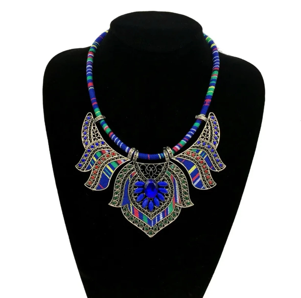 Collar con diseño étnico y textura de aguayo 