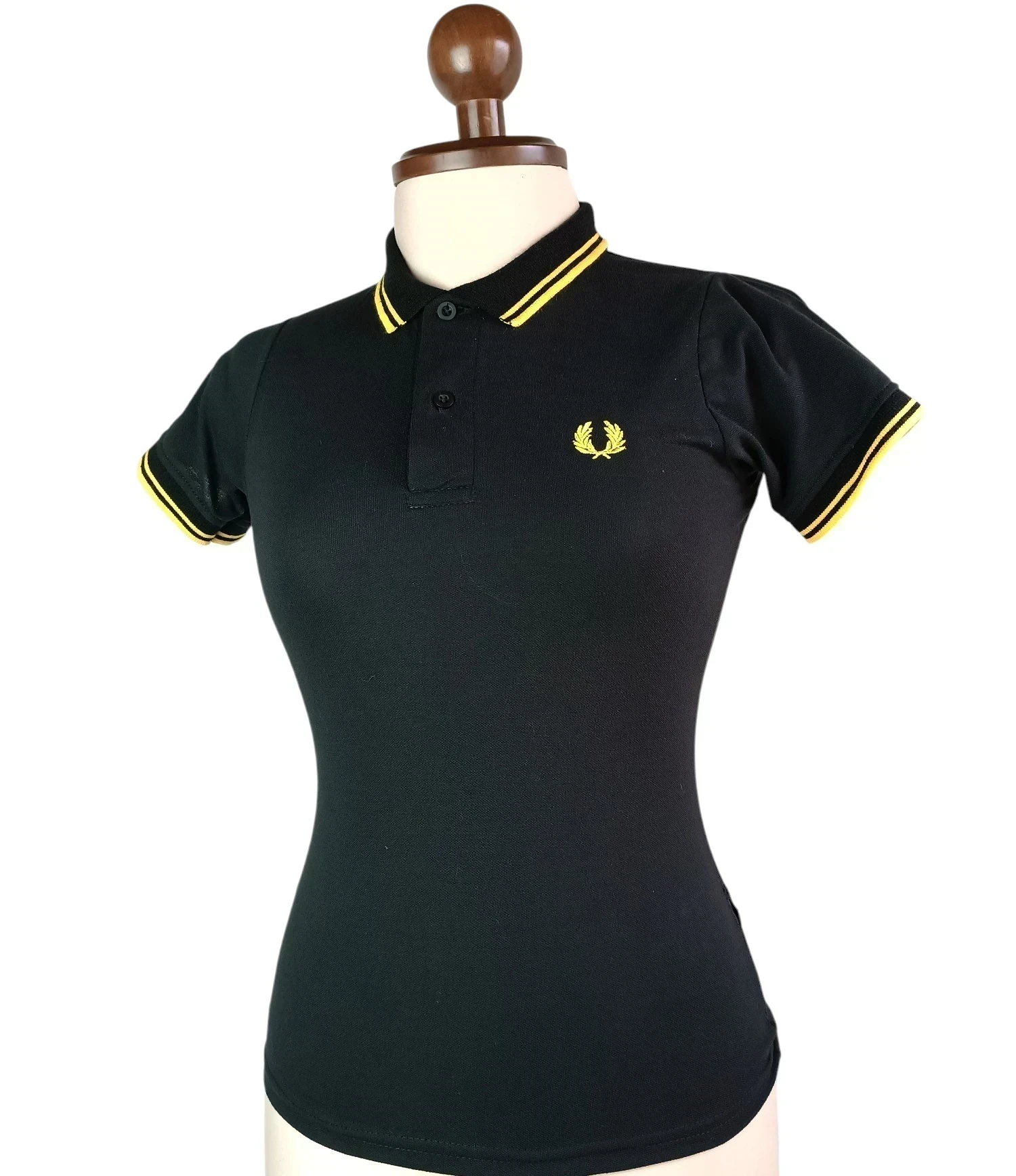 Camisa polo negra con amarillo talla s