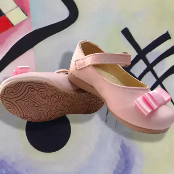 Zapato rosa para niña, con listón.  3
