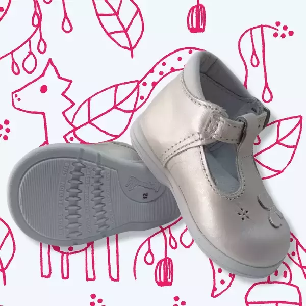 Zapato para niña color beige con mariposa.  3