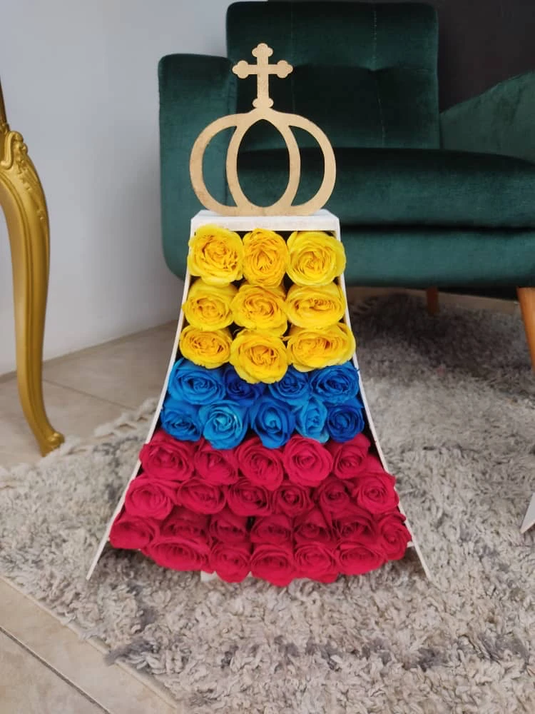 Silueta de virgen del valle solo rosas  2