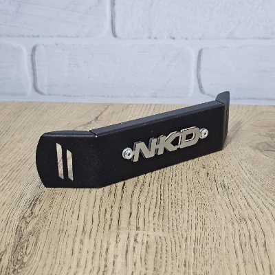 NKD 125 Frontal inferior acero negro logo 3d cromado ML