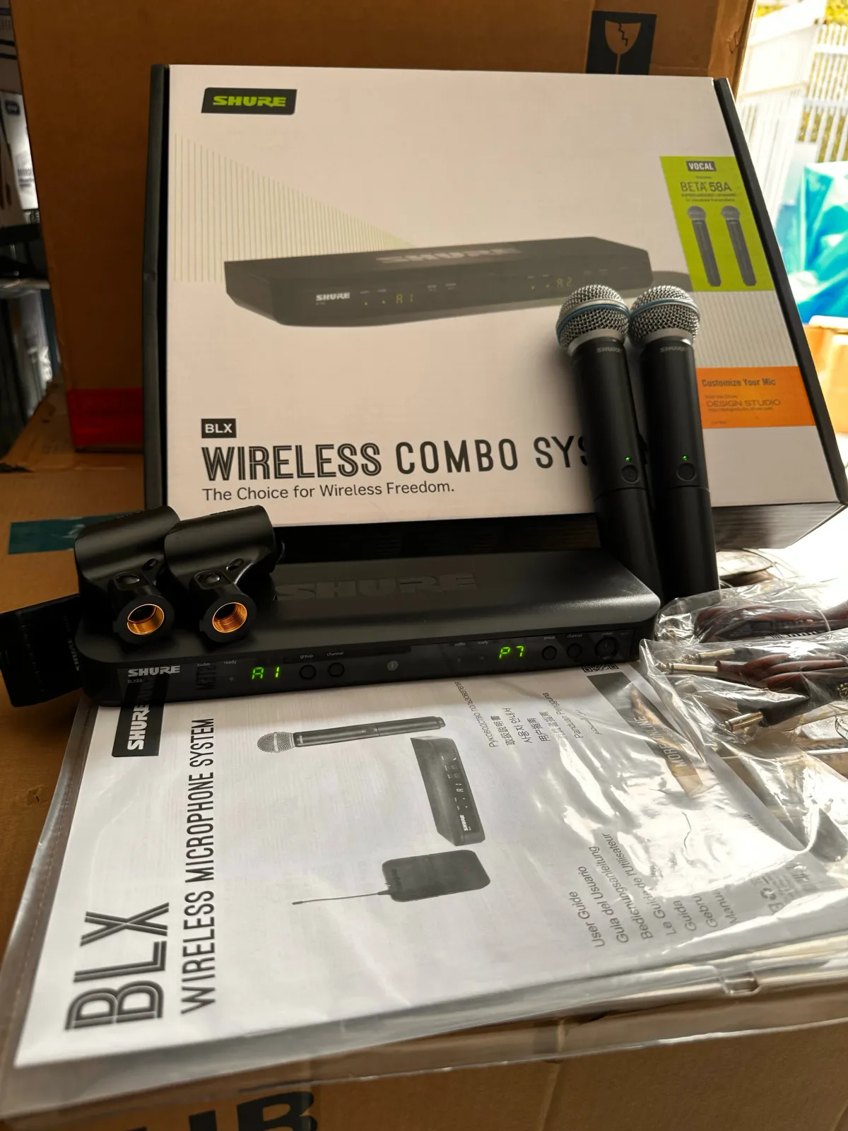 Shure BLX288/B58 PRECIO: 3300Bs Un sistema inalámbrico dual que incluye el receptor BLX88 y dos transmisores de mano BLX2 con cápsulas de micrófono Beta 58A integradas. Es conocido por combinar un sonido de calidad profesional con una configuración sencilla.  Características Principales Calidad de Audio Superior: Ofrece el legendario sonido Shure con claridad profesional y fiabilidad para voces en vivo, discursos o karaoke. Facilidad de Uso: Cuenta con la función "QuickScan" de un solo toque, que localiza rápidamente la mejor frecuencia abierta para evitar interferencias, lo que facilita la configuración. Alcance y Batería: Proporciona un rango de operación de hasta 100 metros (300 pies) y los transmisores funcionan hasta 14 horas continuas con dos pilas AA (incluidas). Construcción Robusta: Los micrófonos Beta 58A están diseñados con una rejilla de malla de acero endurecido y un sistema antigolpes neumático avanzado que minimiza el ruido de manejo y resiste el uso rudo. Patrón Polar Supercardioide: La cápsula Beta 58A tiene un patrón supercardioide uniforme que aísla la fuente de sonido principal y rechaza eficazmente el sonido fuera del eje, proporcionando una alta ganancia antes de la retroalimentación.  7