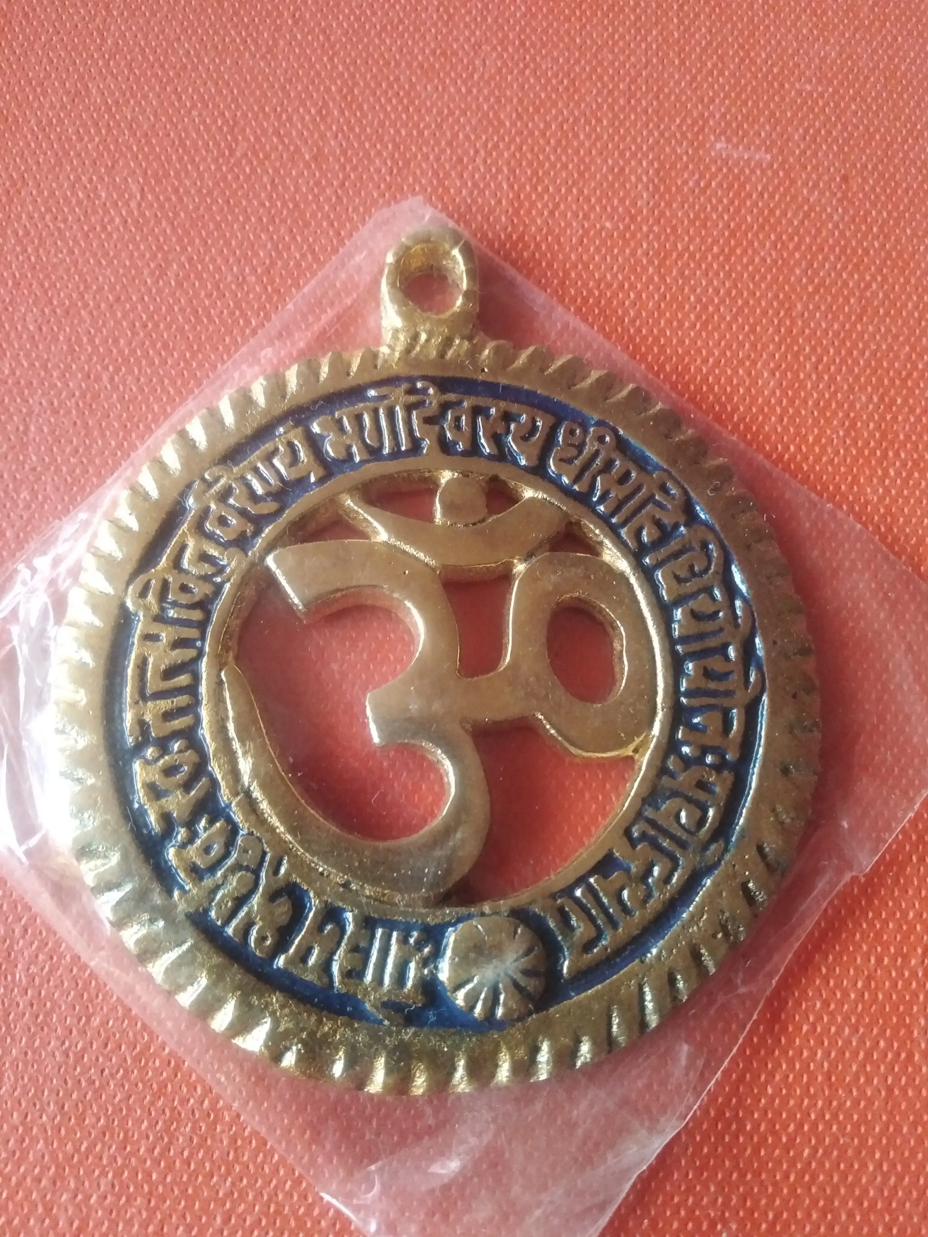 OM colgante 