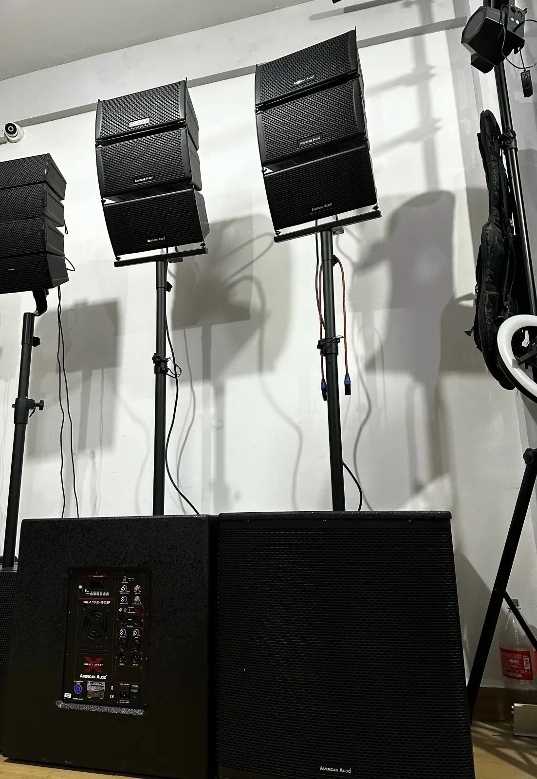 LINE ARRAY AMERICANA AUDIO BAJOS ACTIVOS 18" DELPAR DE COLUMNAS: 15,200bs  PEDIDOS: 69442828  PEDIDOS POR MAYOR: 69482978  INCLUYE:  2 BAJOS ACTIVOS DE 18" AMERICAN AUDIO  6 MEDIOS ARRAY CADA MEDIO 6" 1/2 2 PEDESTALES METALICOS  CABLES DE CONECCION  ENTRADAS:  USB-BLUETOOTH-SD-RCA-AUXILIAR 2 ENTRADAS DE MICROFONO - SISTEMA ECCO REGULABLE  💥SUB CROSSOVER💥 2 ENTRADAS EN CANON  2 SALIDAS EN CANON 