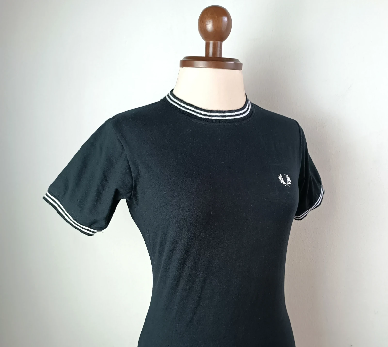 Camiseta algodon negra cuello de lineas  2