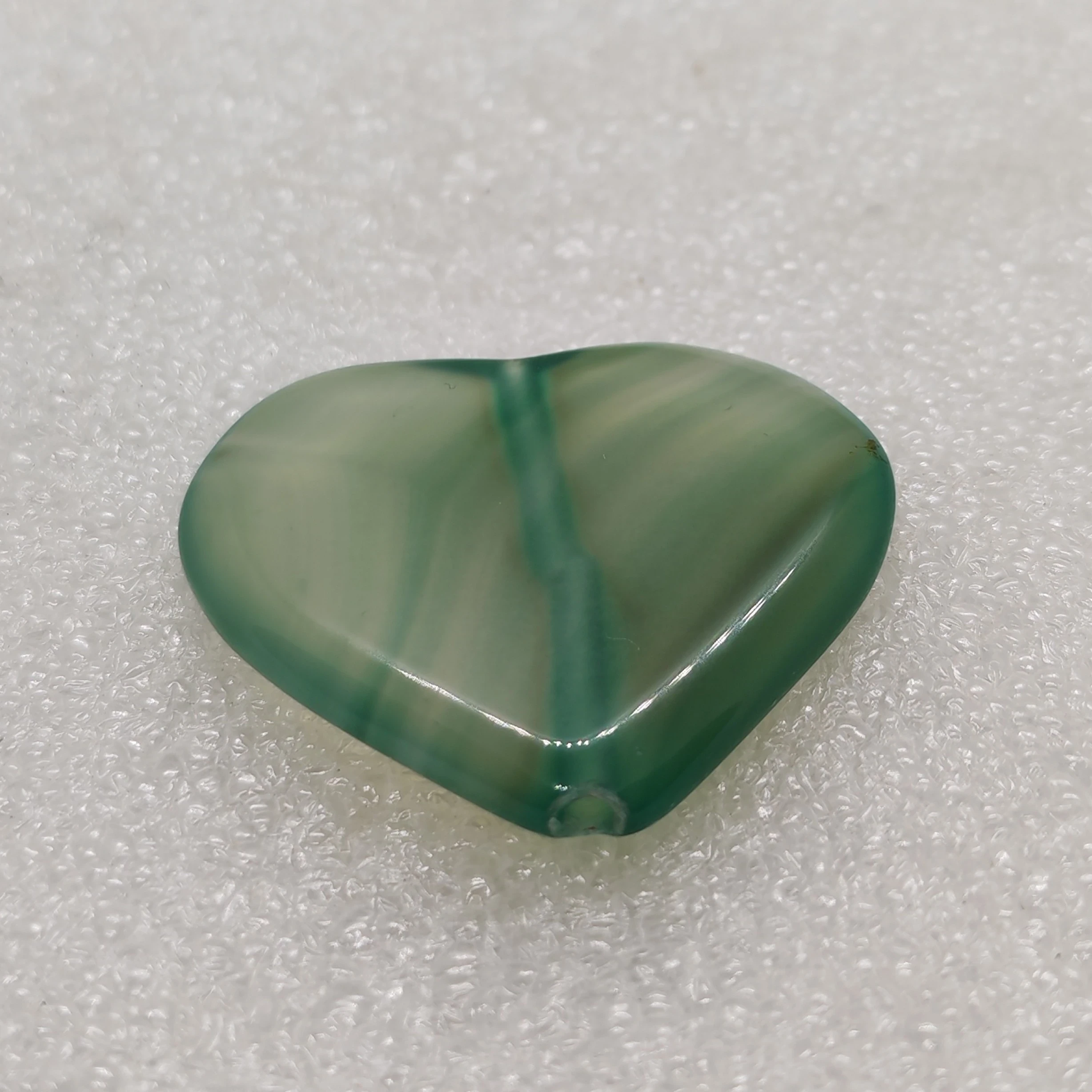 Corazón de fluorita verde natural perforado 5
