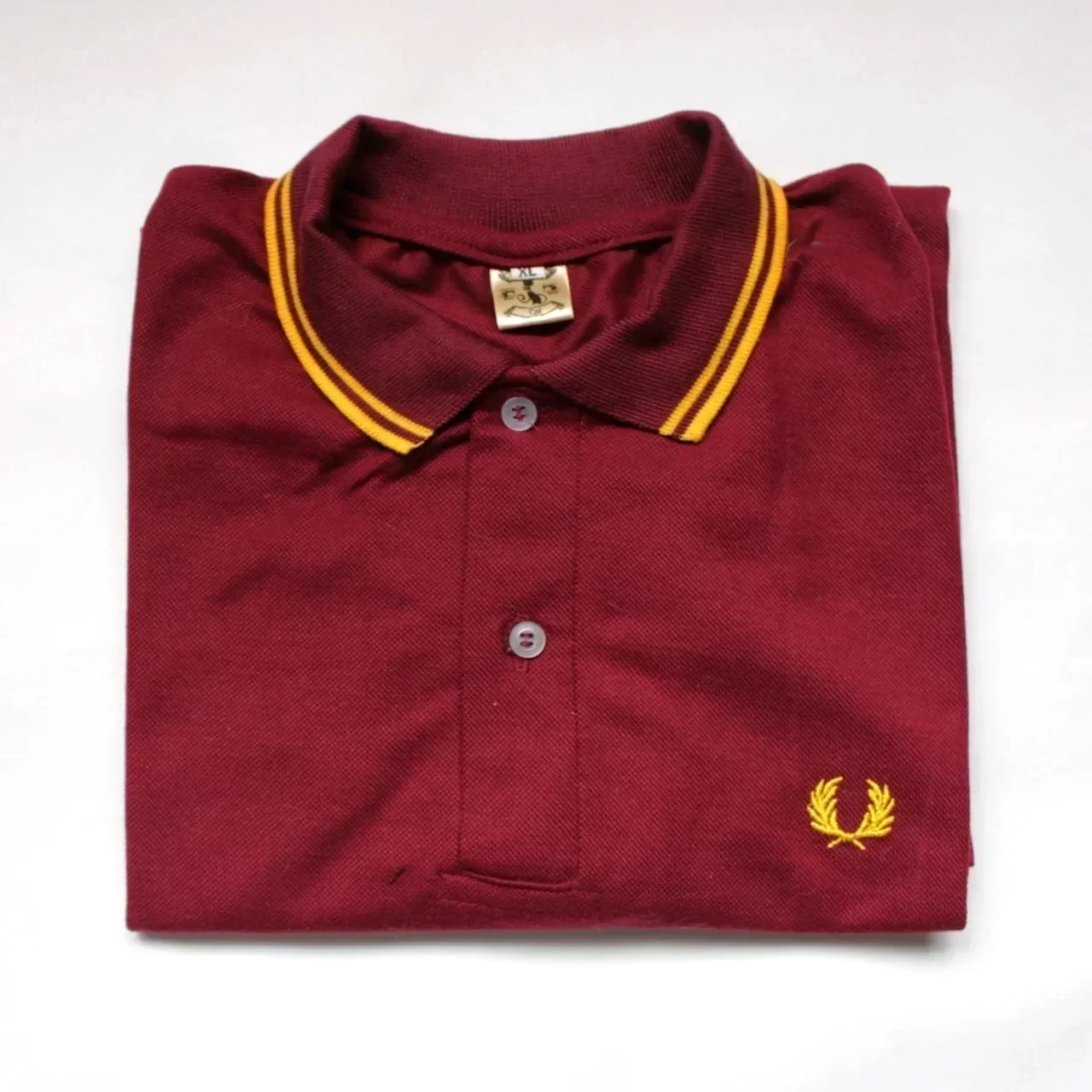 Camisa Polo vino tinto con amarillo 