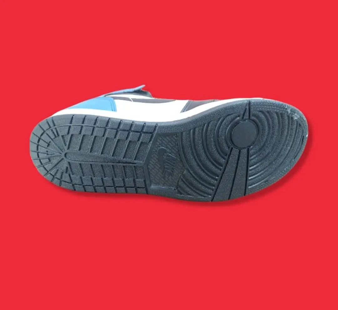 Adidas tipo Jordan, azul y negro.  4