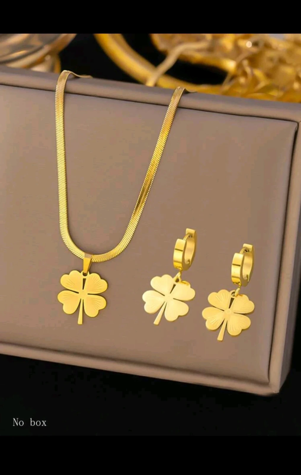 Set de Joyería Trébol de Cuatro Hojas - Cadena y Zarcillos en Acero Inoxidable Baño de Oro 18K