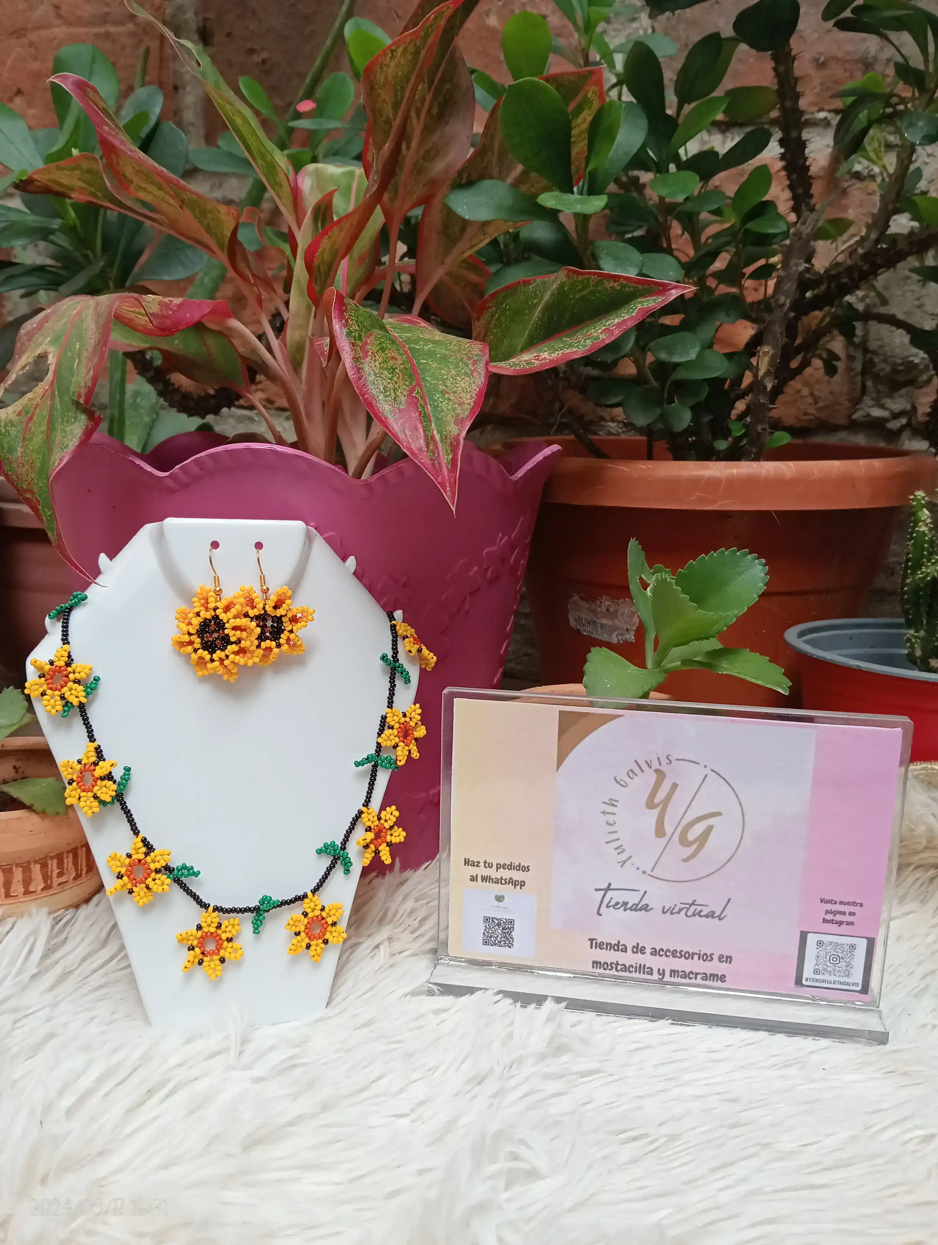 COLLAR EN MOSTACILLA Y ARETES EN 3D