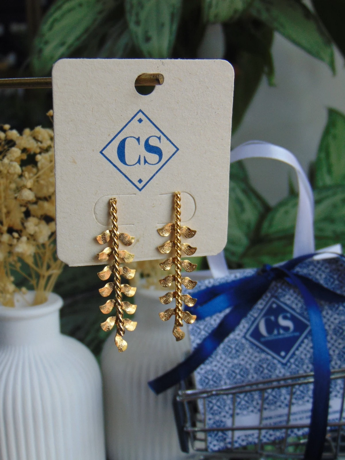 ARETE BAÑO DE ORO 24K HOJA PEQ PETALOS TALLADOS
