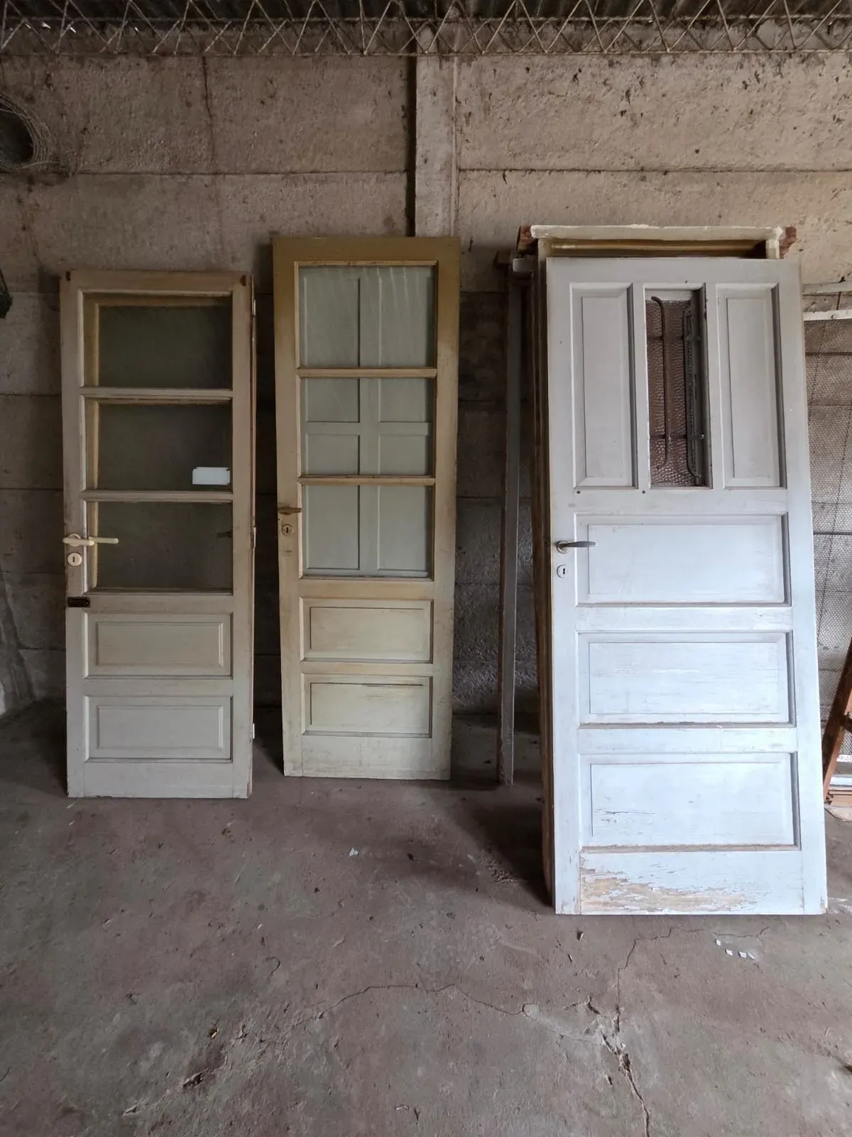 3 puertas de interior de 70× 1.90 y la blanca es de frente de 80×1.90...todas con marcos  