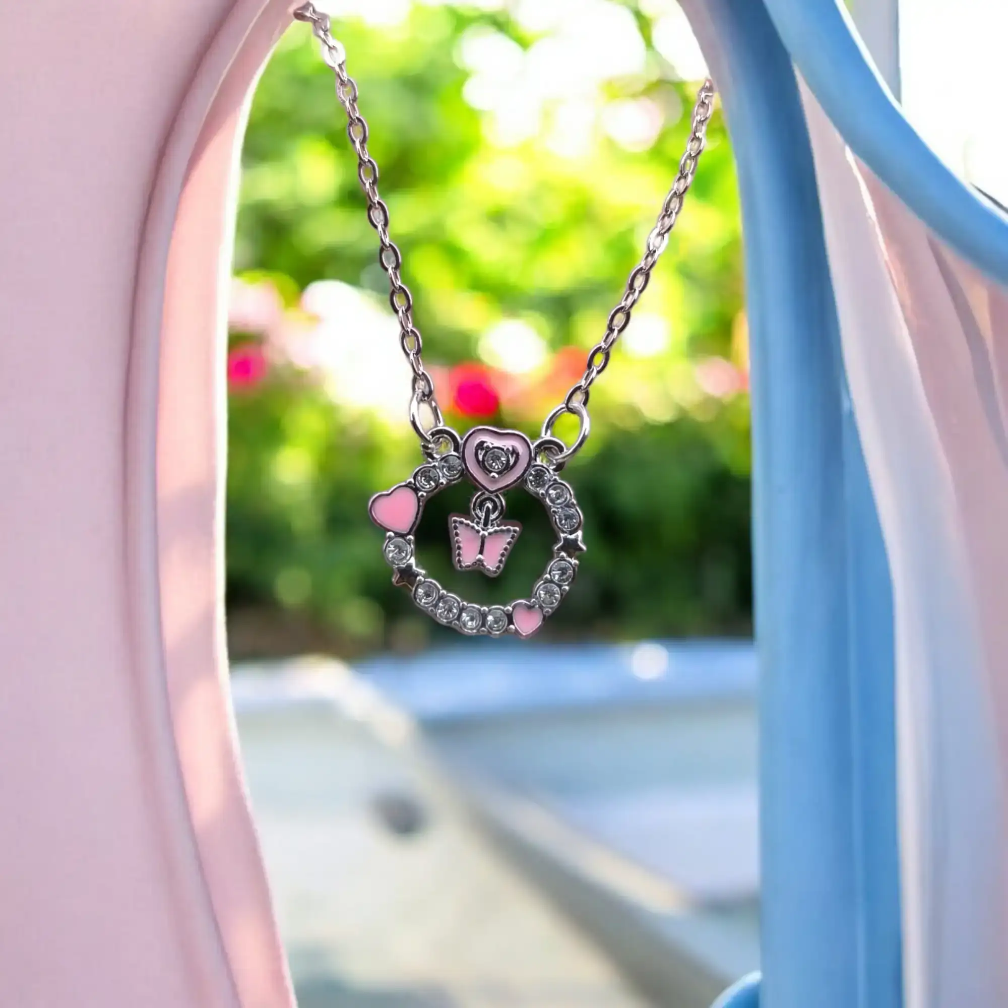 Círculo rosa con mariposa