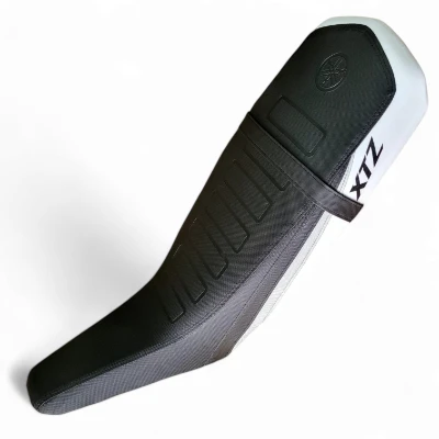 TP Xtz 125 forro jc 01 premium negro con franja gris cola blanca