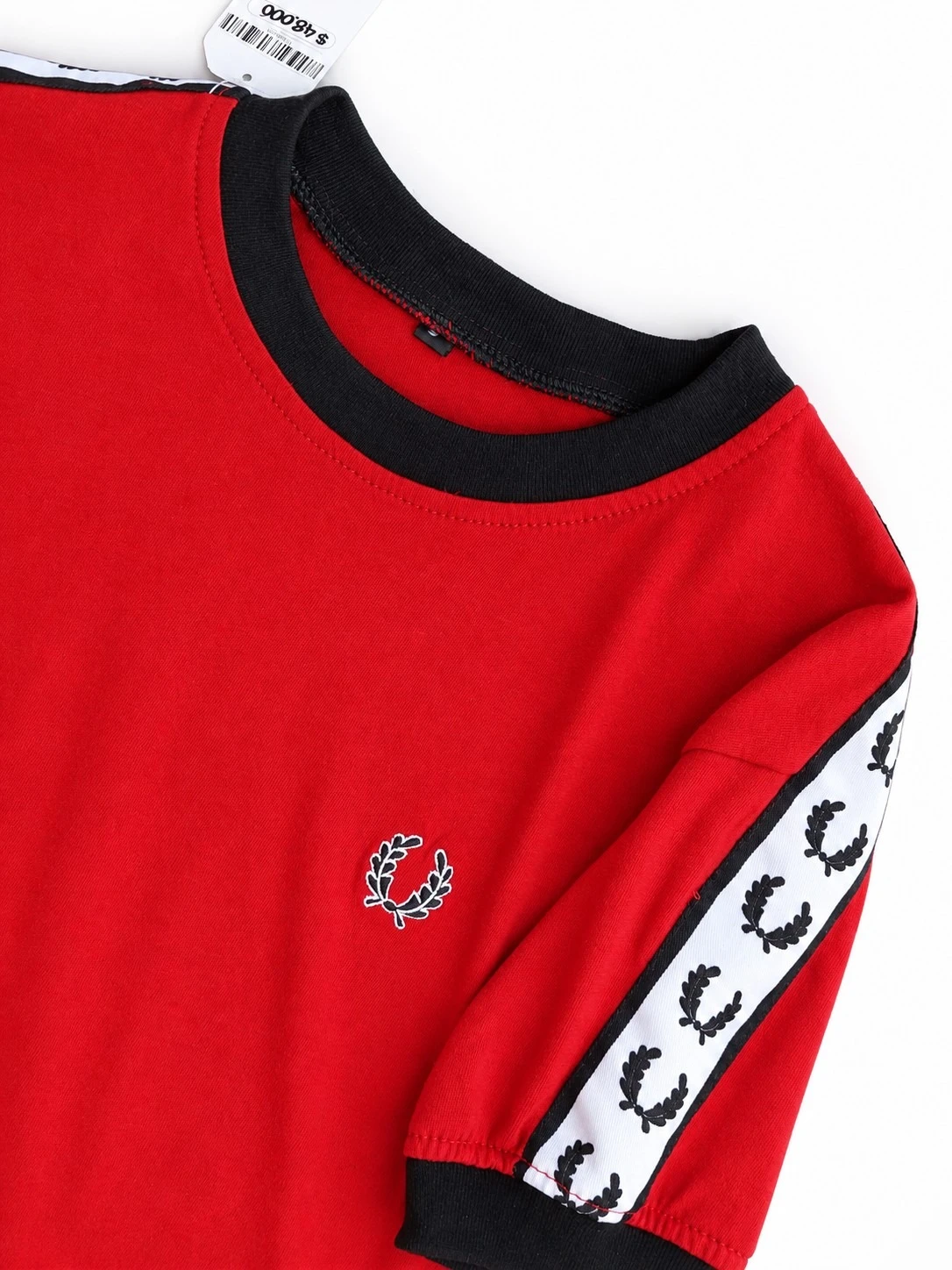 Camiseta roja con laureles