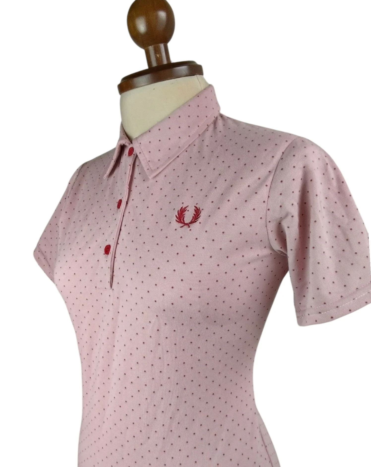 Camisa polo rosada con puntos rojos 2