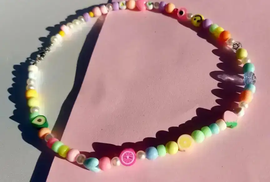 Collar aesthetic con varias piedras 