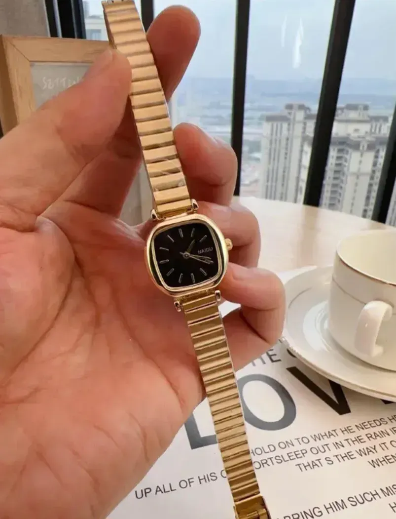 Reloj Naidu Original Acero Análogo Cuadrado Dorado Fondo Negro 4