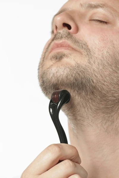 Dermaroller 0.5mm para estimular el crecimiento en barba y cuero cabelludo
