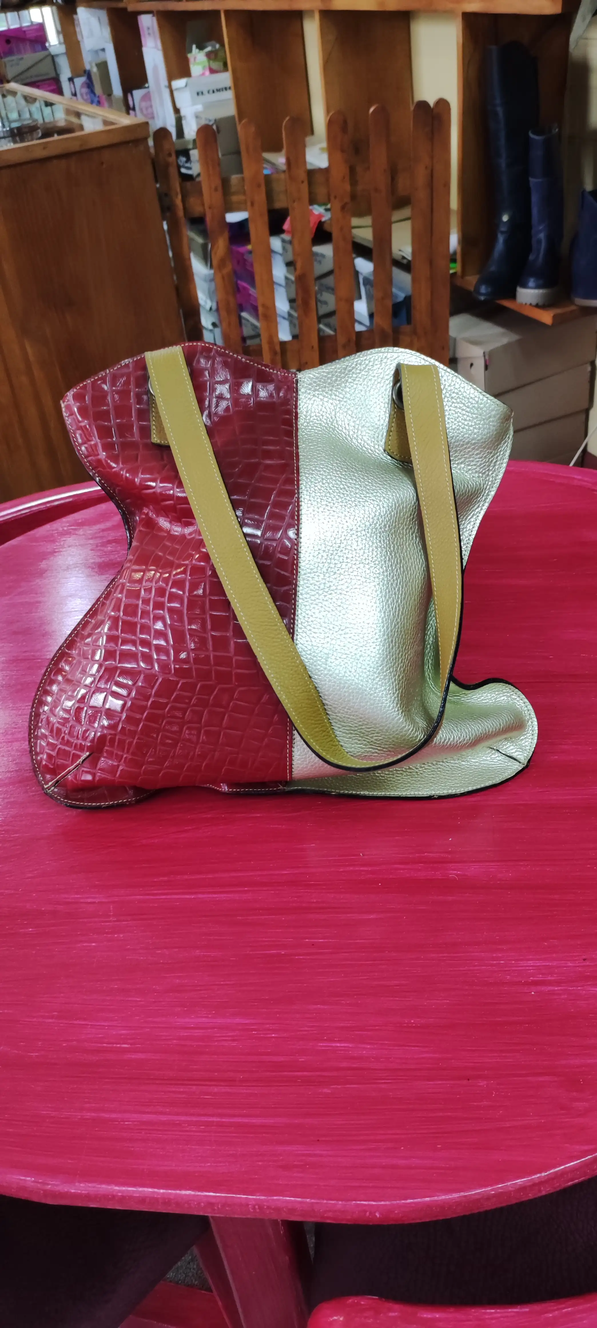 Cartera rojo y dorado 