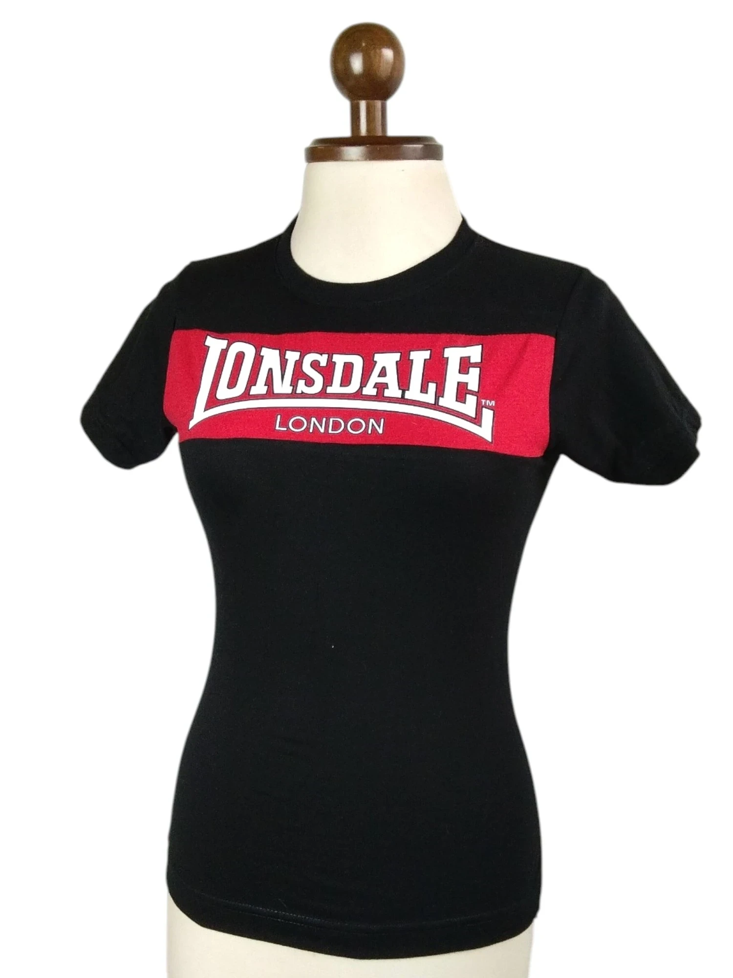 Camiseta negra con franja roja y estampados 