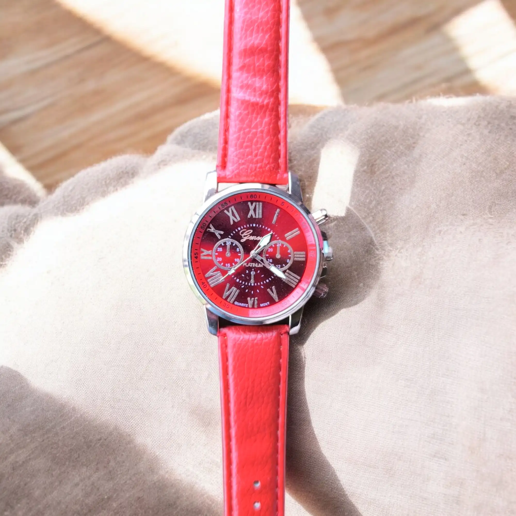 Reloj redondo rojo